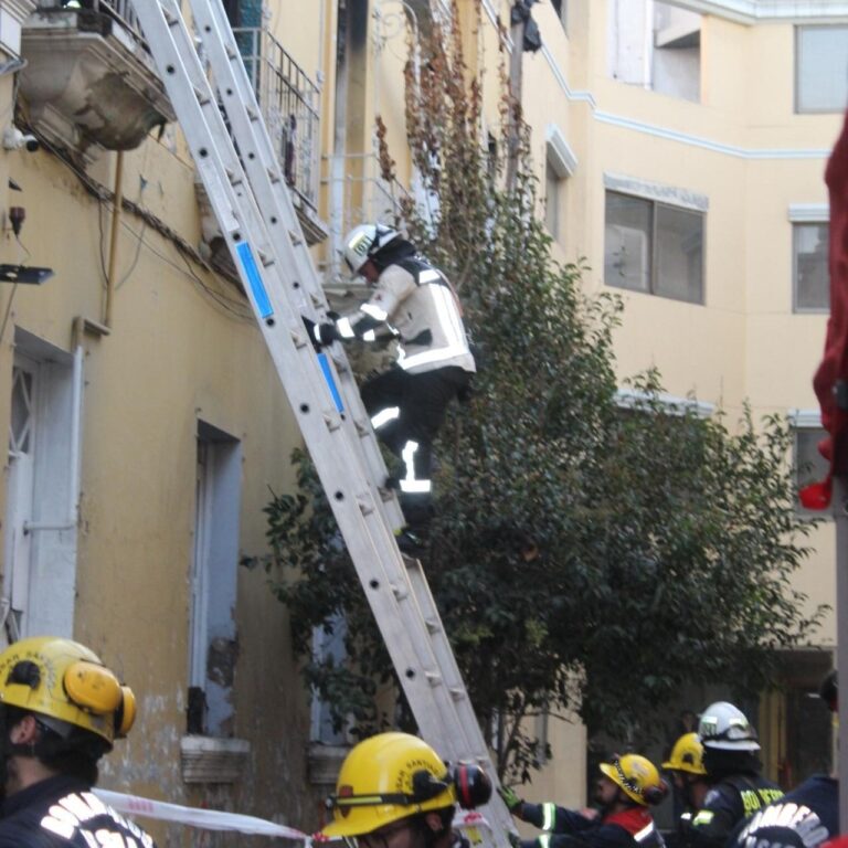 Grupo USAR-Santiago ubicó y extrajo a dos víctimas tras incendio con derrumbe en calle Catedral