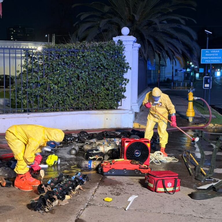 Bomberos de Santiago desplegó respuesta especializada tras incendio en Línea 5 del Metro